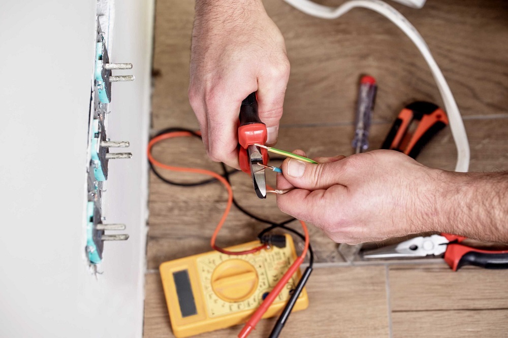 Electricista trabajando, ¿Cuánto cuestan las reparaciones eléctricas?