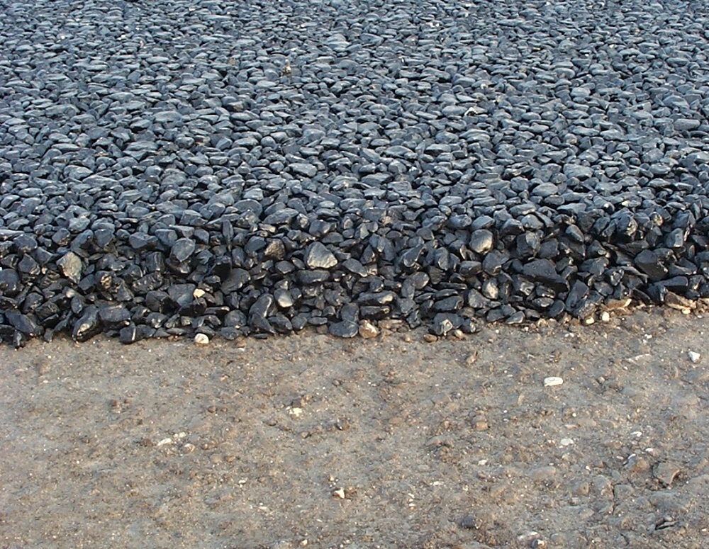 ¿Cuánto cuesta asfaltar? Maquinaria pesada de asfaltado.